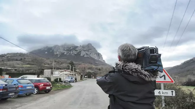 صحفي ذهب إلى منطقة كوربيريس الفرنسية حيث انتظر أن تظهر كائنات فضائية على قمة بوغاراش عام 2012